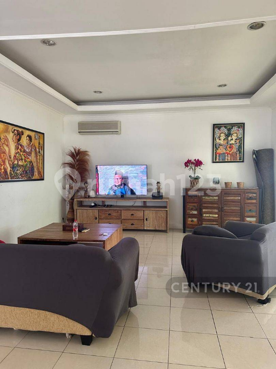 Spacious 4-Bedroom Villa with Pool and Garden
