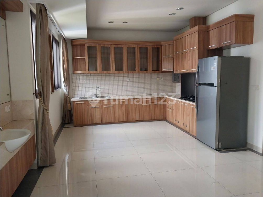 Elite Pondok Indah House with Garden and Security