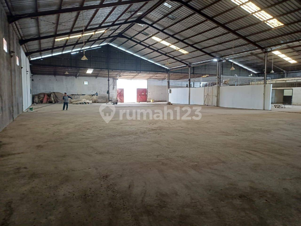 Spacious Industrial Warehouse with Container Access
