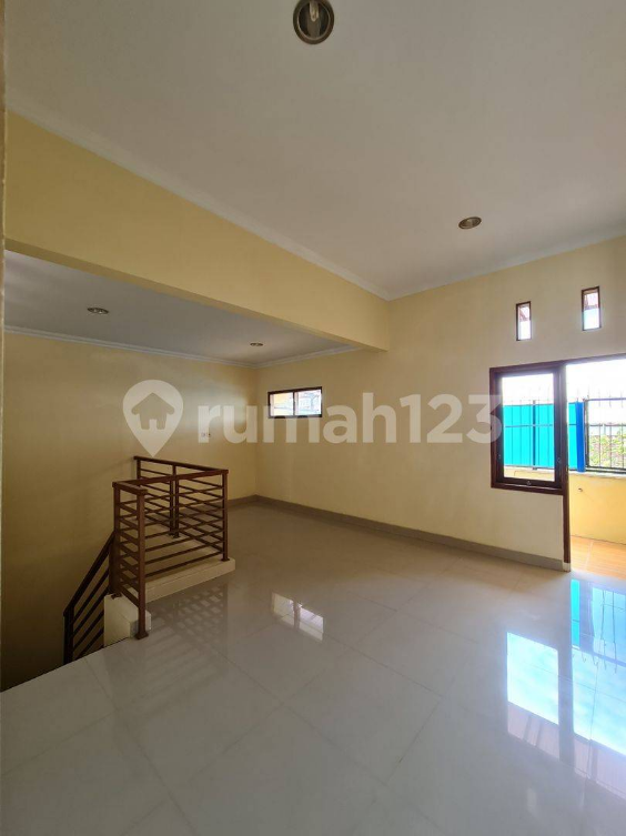 Spacious 6-Bedroom House with Garden in Solo