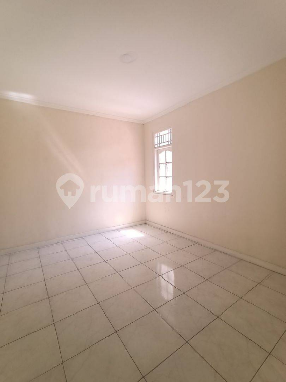 Large 6-Bedroom House with Garden and Parking
