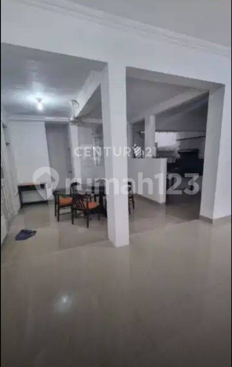 Spacious Two-Story House with 4 Bedrooms in Rawamangun