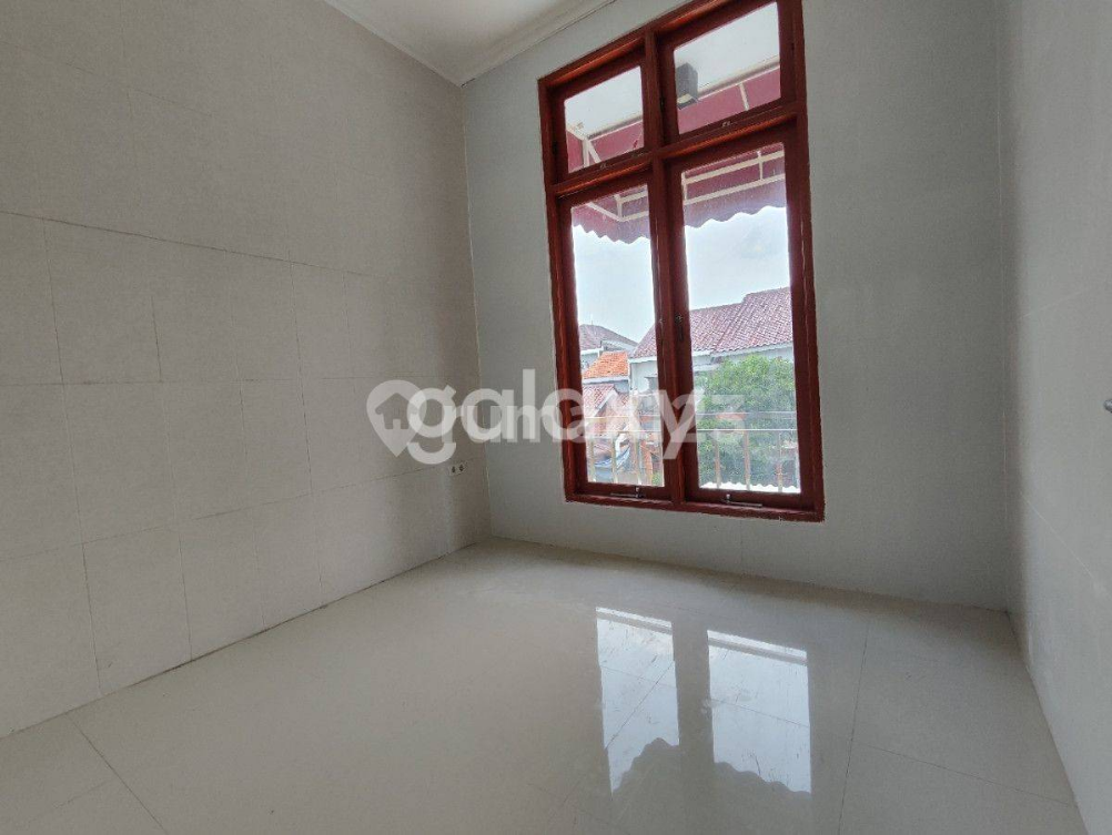 Spacious 3-Floor House with 5 Bedrooms