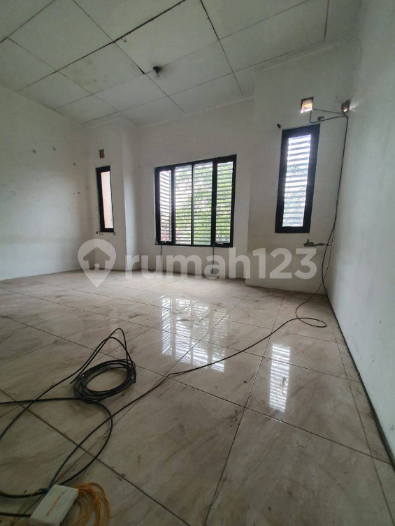 Spacious Two-Story Commercial Building with 160m² Area