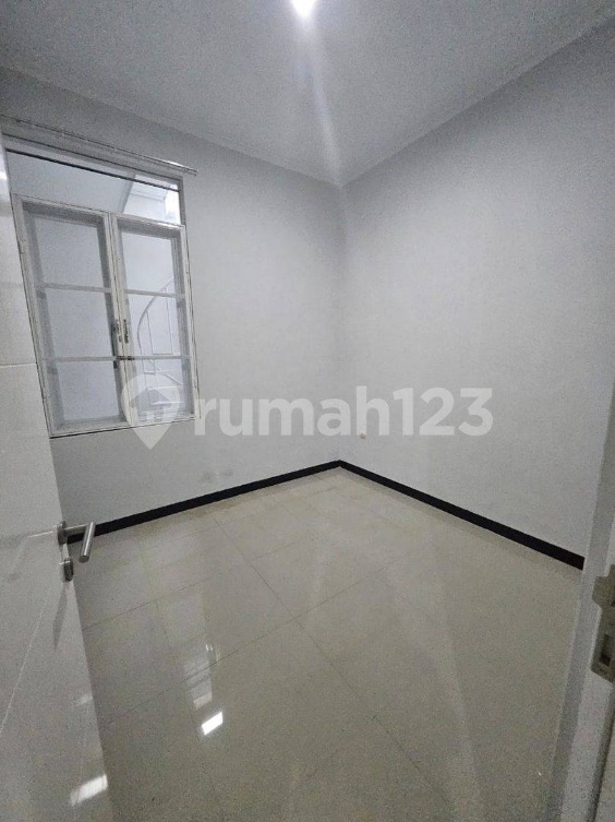 Minimalist 2-Bedroom House with Carport in Taman Kopo