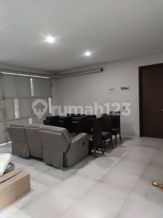 Luxurious 6-Bedroom House with Garden in Pasteur