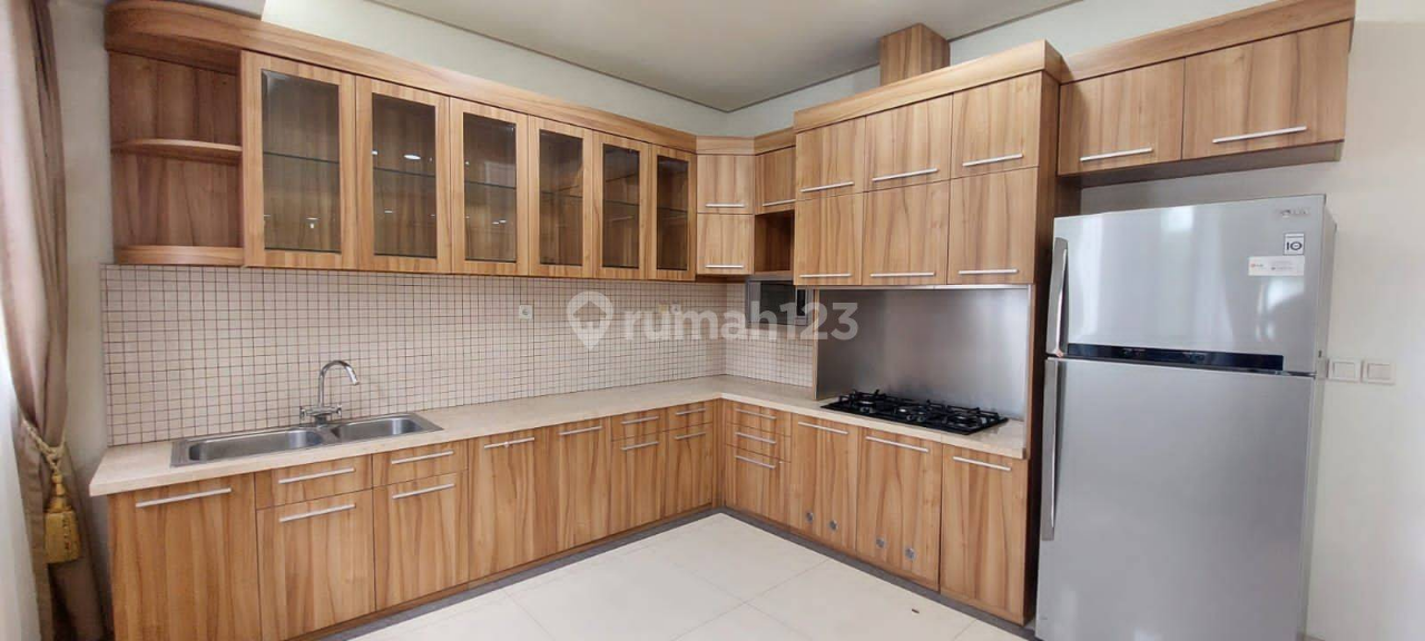 Spacious Modern Villa with Garden and Pool