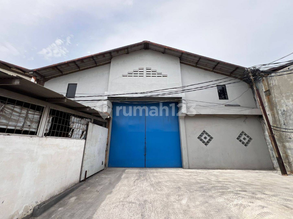 Spacious Warehouse with Container Access in Tangerang