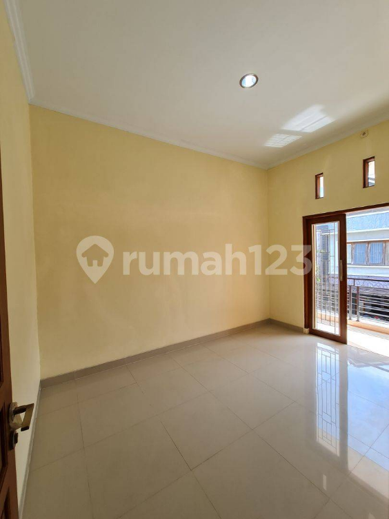 Spacious 6-Bedroom House with Garden in Solo