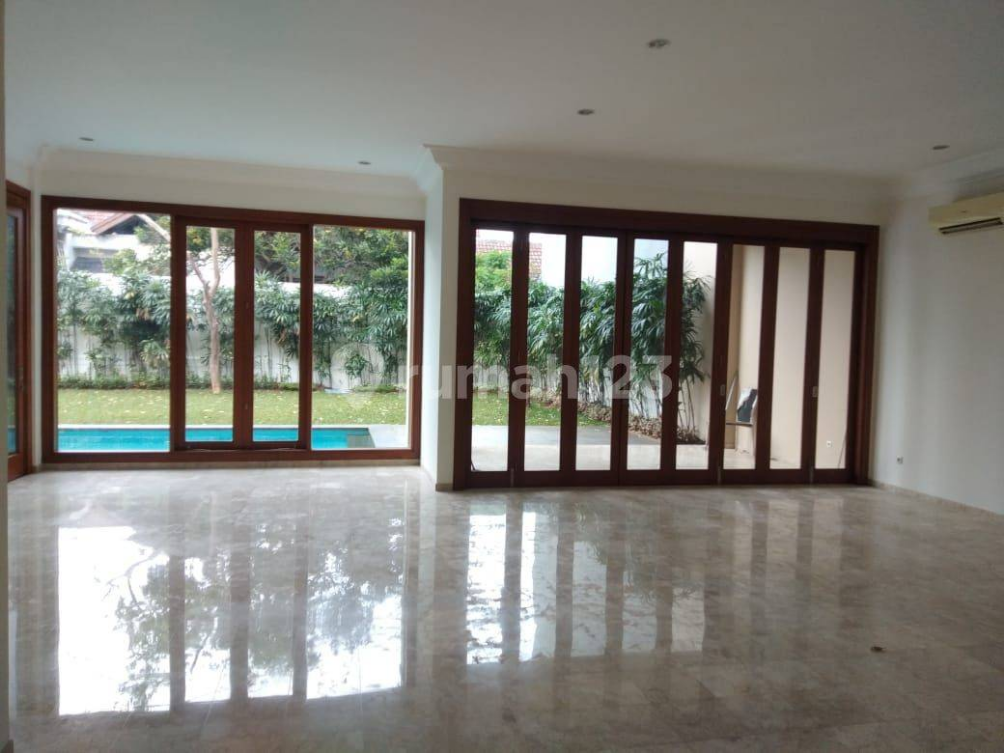 Luxurious 6-Bedroom House with Pool in Cipete