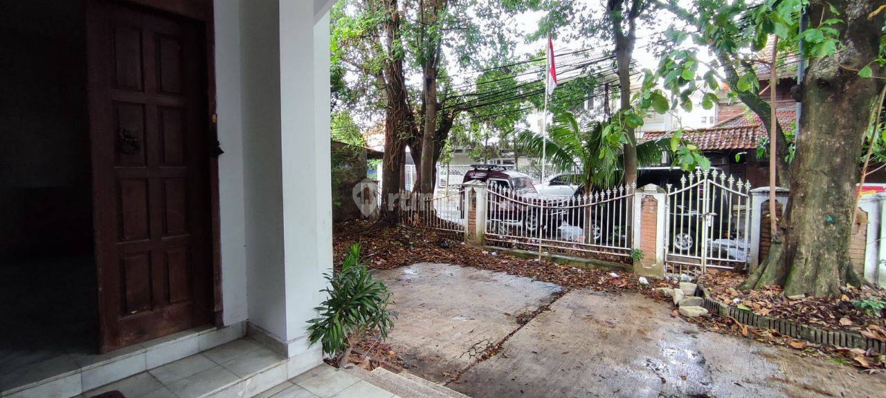 Large 8-Bedroom House with Garage in Bandung