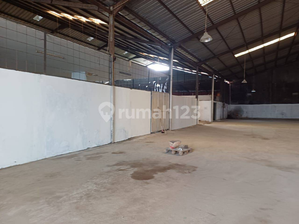 Spacious Industrial Warehouse with Container Access