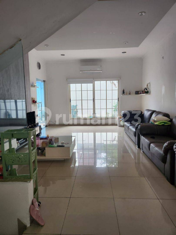 Furnished 2.5-Floor House Near PIK