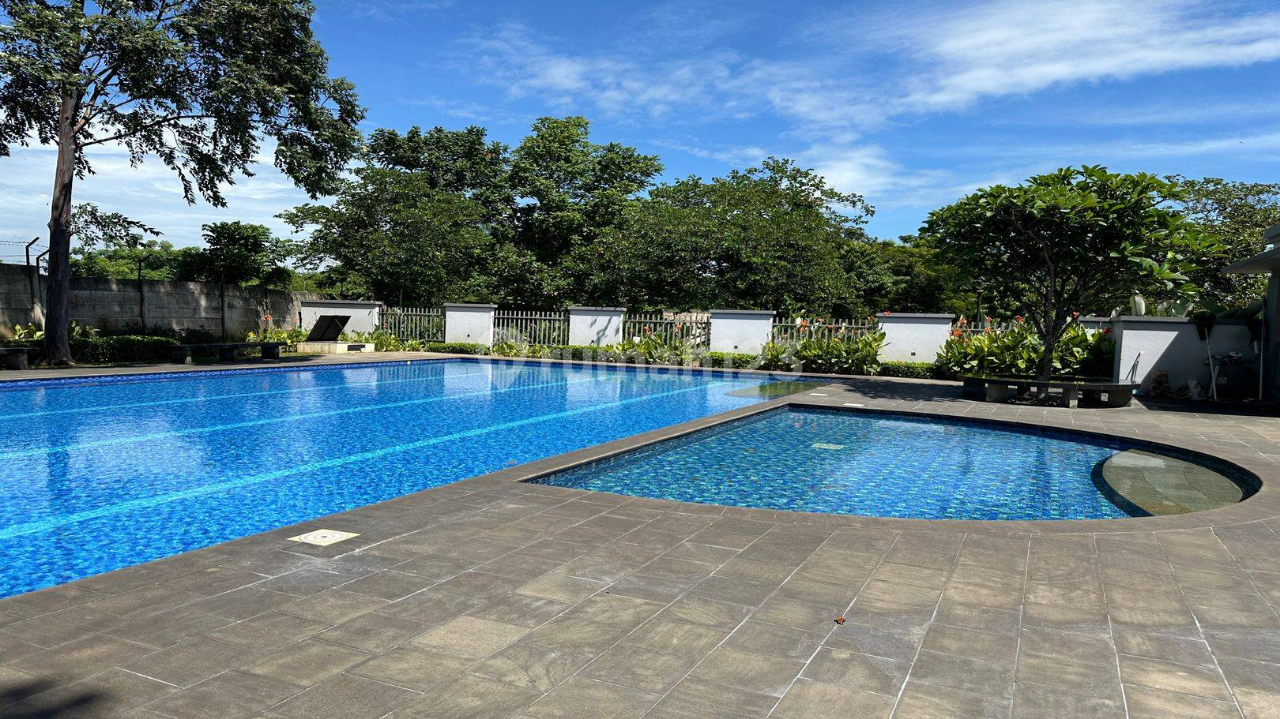 Modern Minimalist House with Pool Near Toll Exit