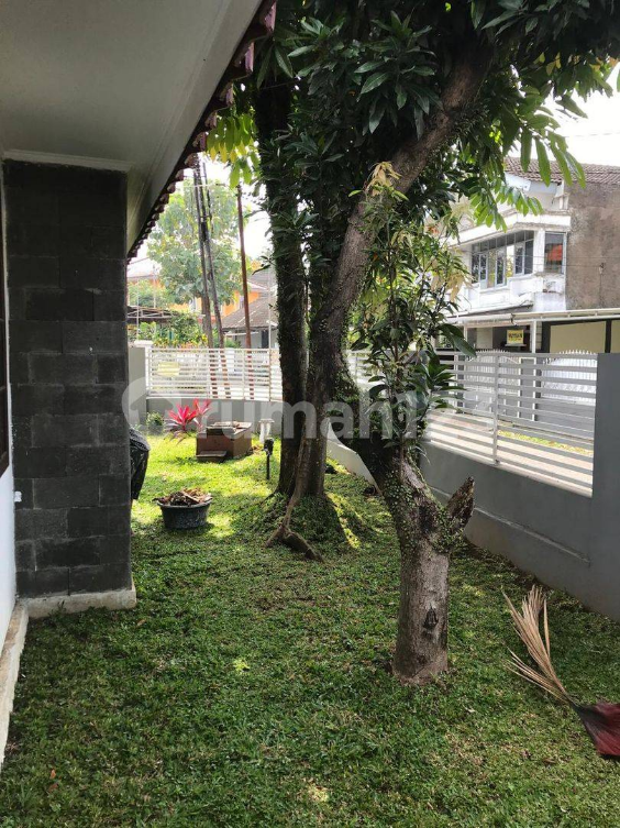 Spacious 1.5-Story Corner House with Garden