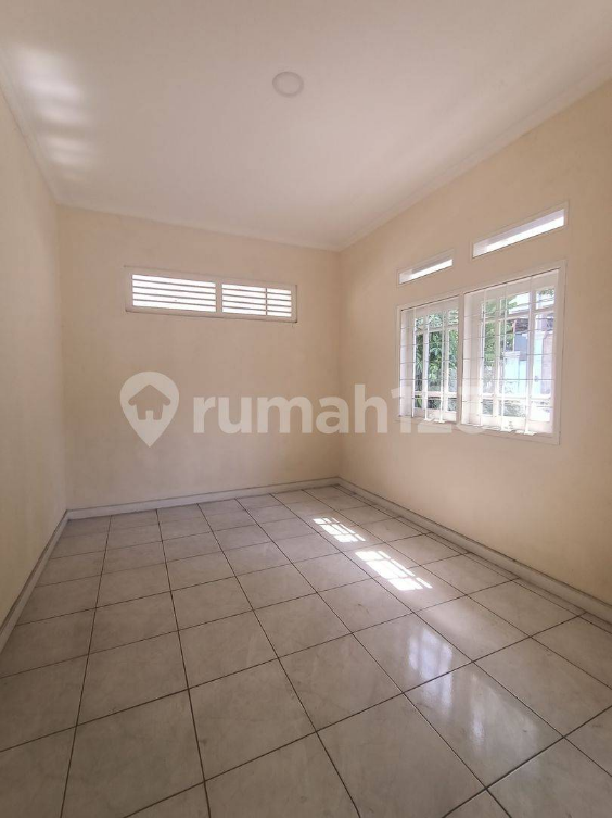 Large 6-Bedroom House with Garden and Parking
