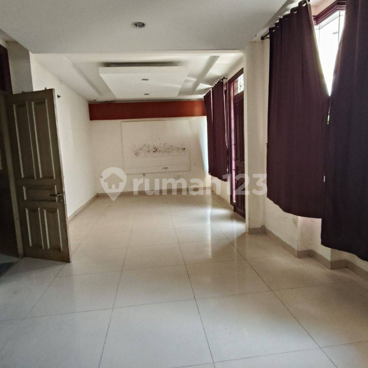 Spacious 5-Bedroom House in Pluit Sakti
