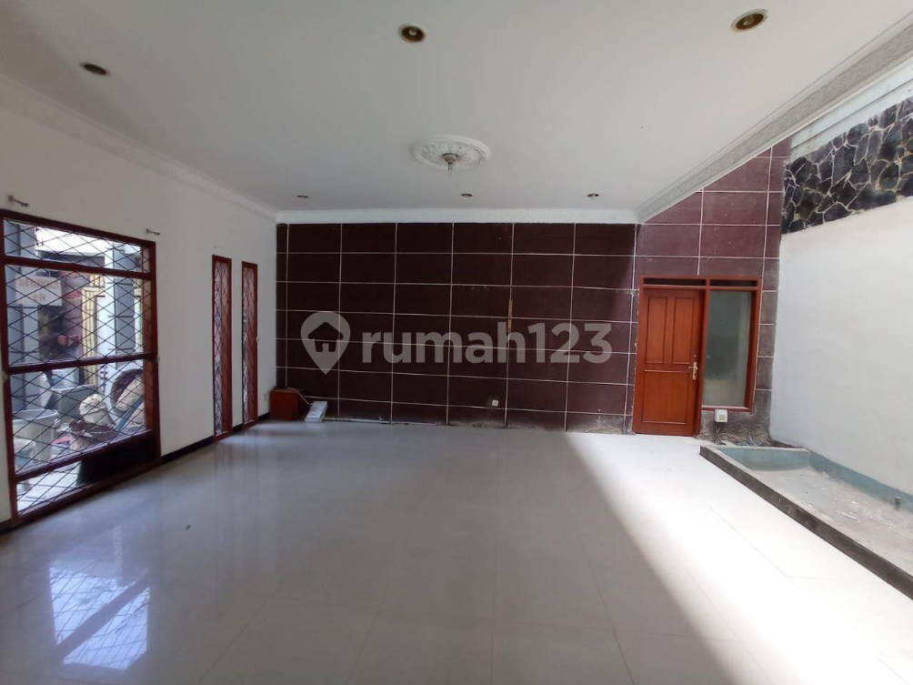 Spacious Semi-Furnished House with Garden