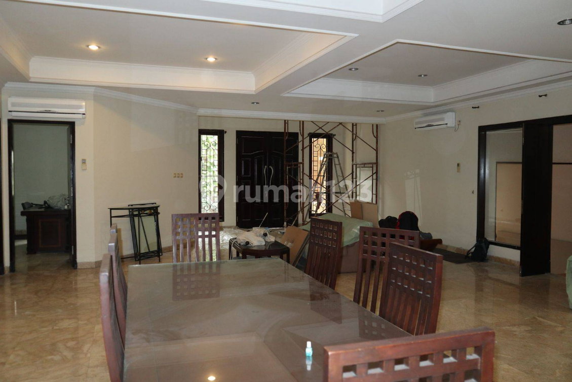 Luxurious 5-Bedroom Villa with Pool Near Mall