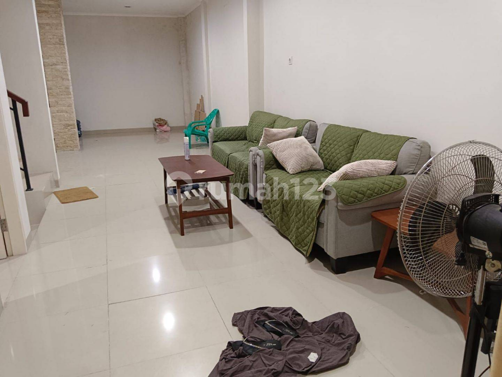 Modern House in Gading Serpong