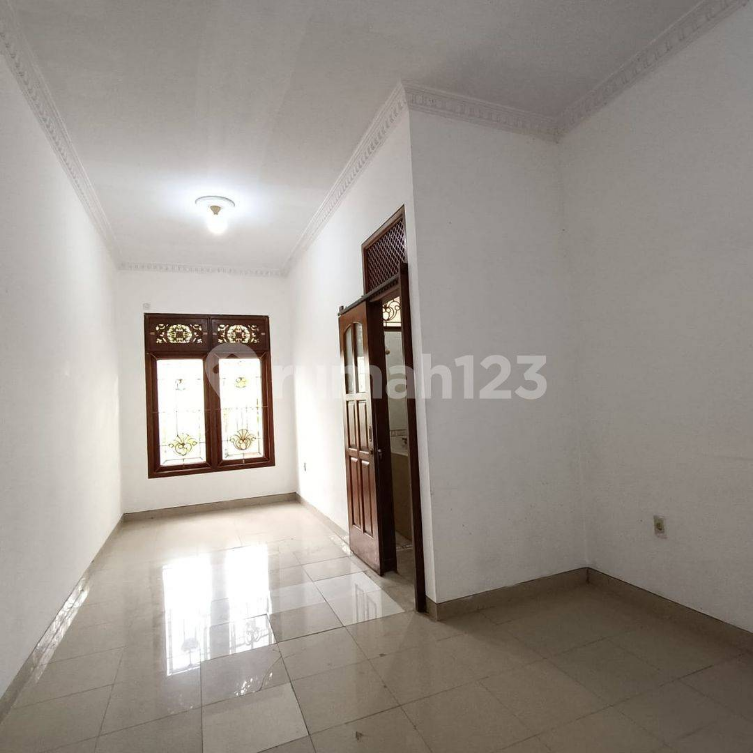 Large 5-Bedroom House with Parking in Rawamangun