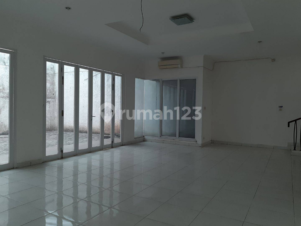 Modern House Near MRT Cipete with 5 Bedrooms
