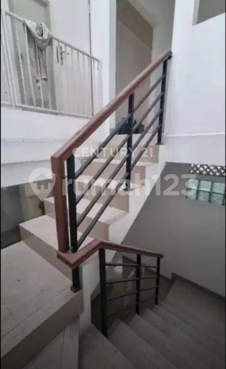 Spacious Two-Story House with 4 Bedrooms in Rawamangun