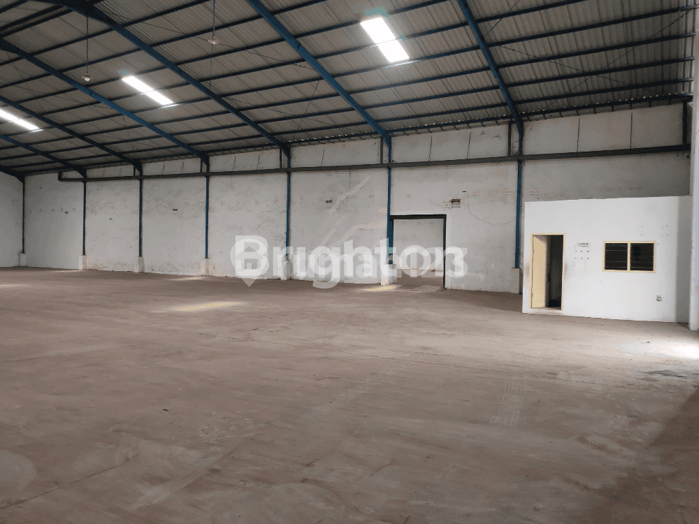 Large Industrial Warehouse with Container Access