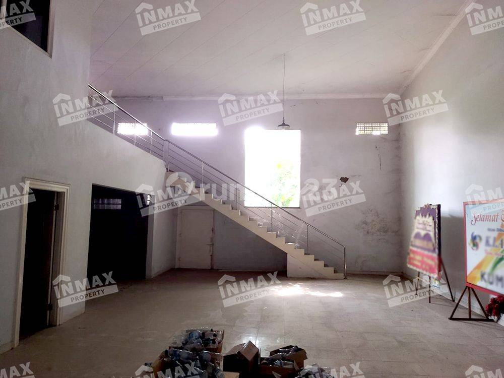 Spacious 2-Story Commercial Building in Blimbing Malang