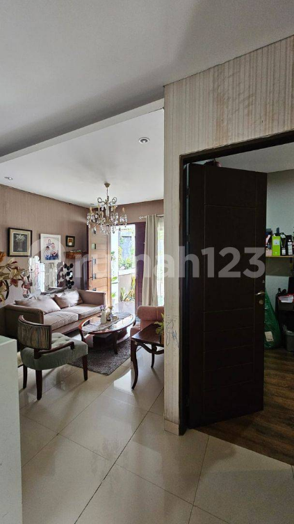Spacious 4-Bedroom House with Modern Kitchen