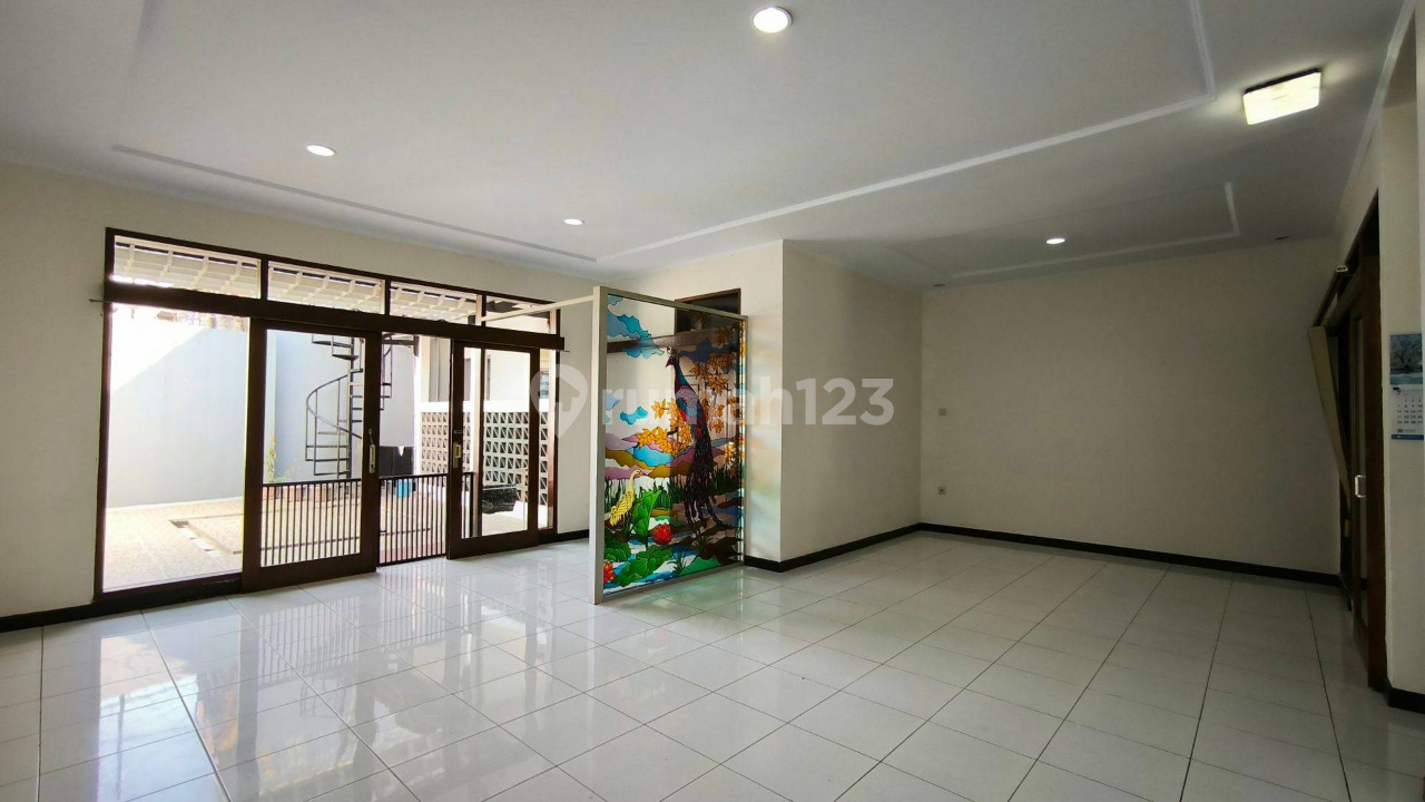 Spacious Two-Story House with Garden in Hegarmanah