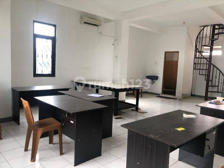 Spacious 3.5-Floor Commercial Space with Parking