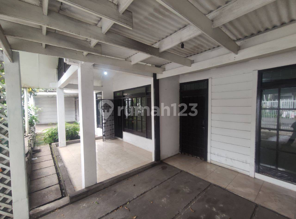 5-Bedroom House with Carport in Turangga