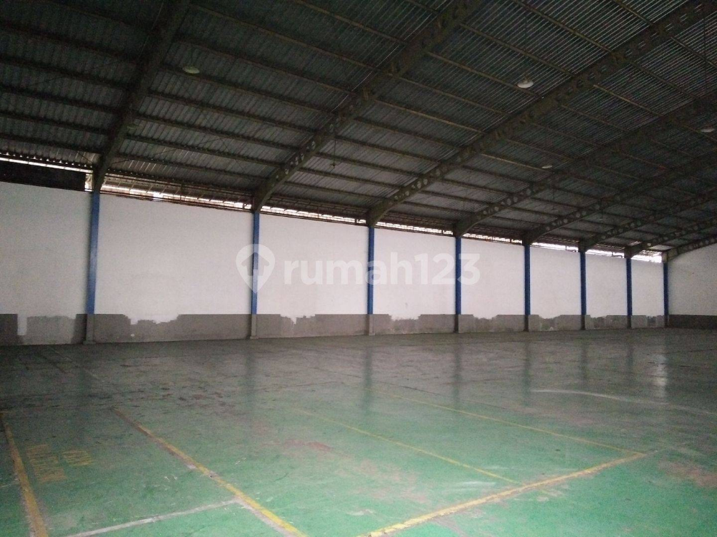 Large Warehouse with Concrete Floor and Parking