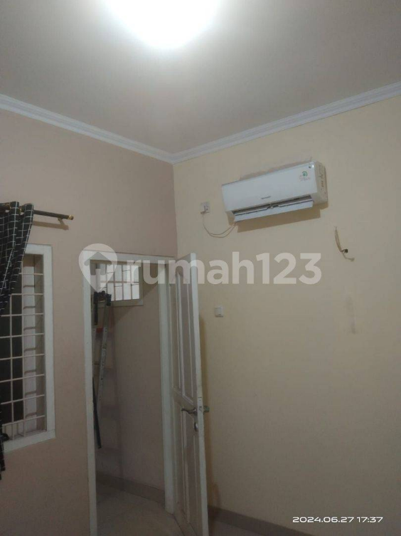 Spacious 4-Bedroom House Near Tebet Eco Park