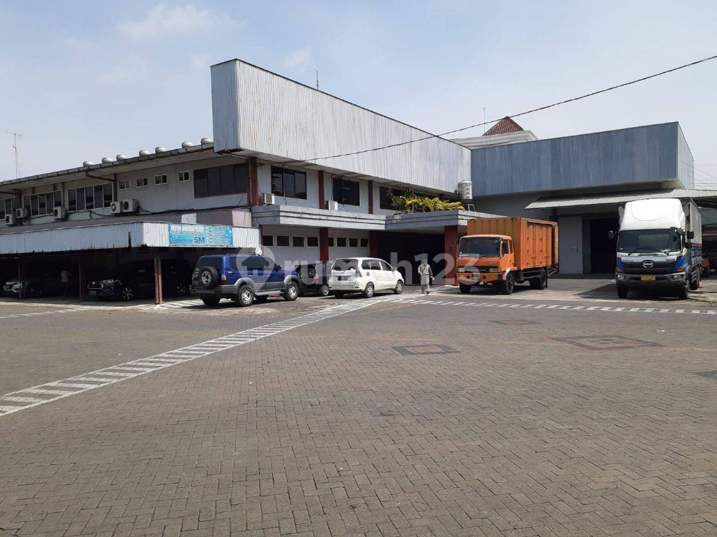 Large Industrial Warehouse with Loading Dock Access