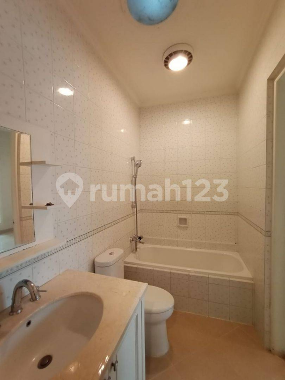 Luxury House with Garden and Pool in Jakarta Selatan