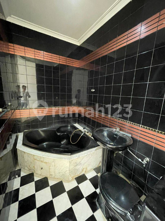Spacious 3+1 Bedroom House in Kembangan Baru