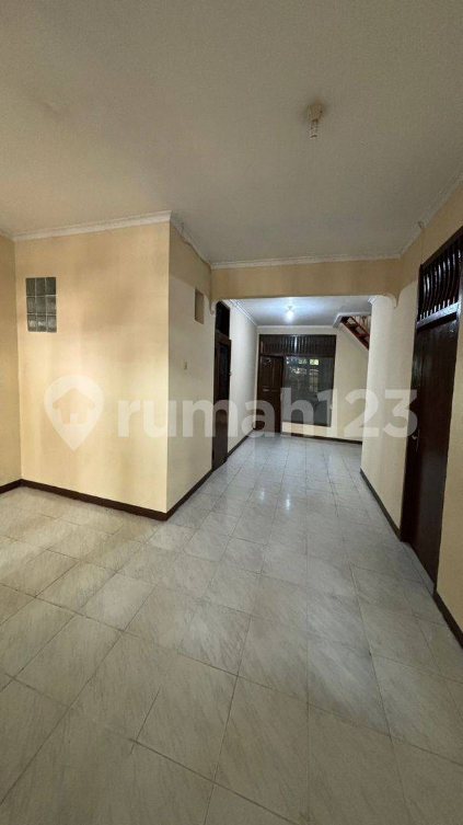 Spacious Townhouse Near Tomang Raya With Attic