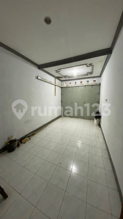 Spacious 6-Bedroom House with Garden in Batu