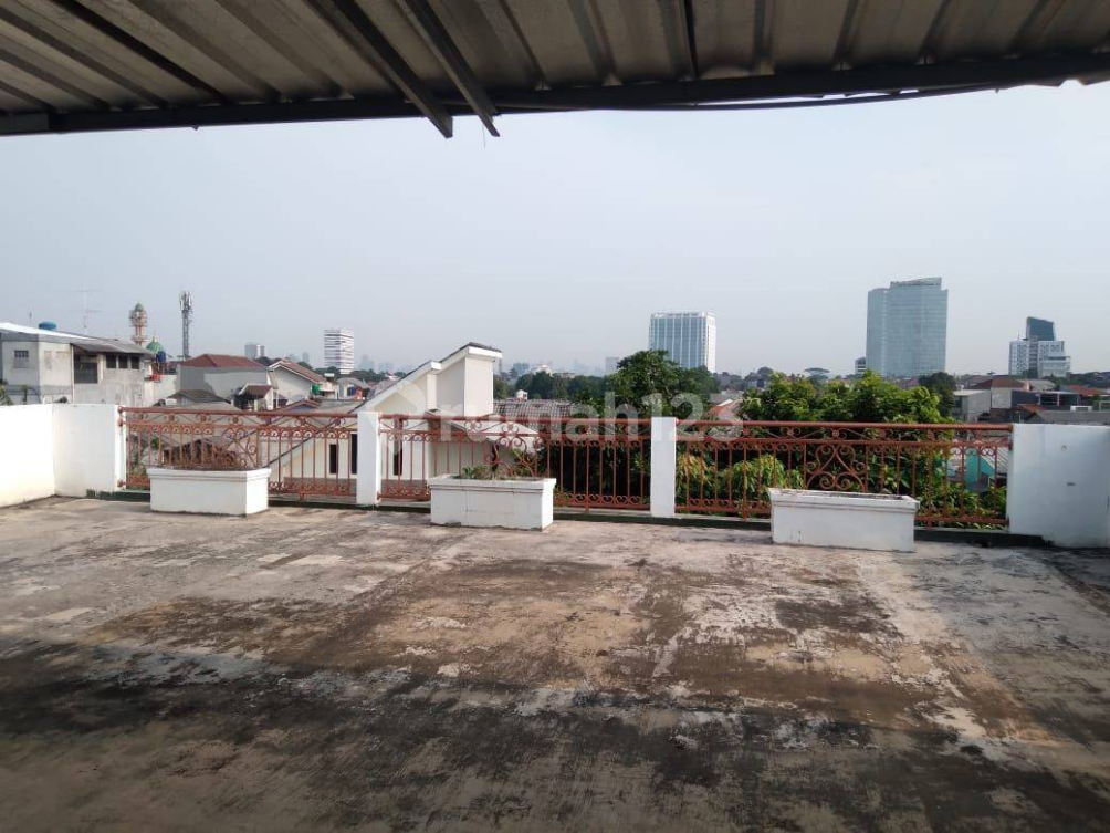 Spacious House Near TB Simatupang with Garden