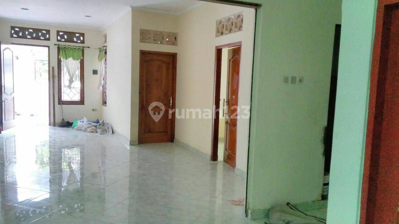 Spacious 4-Bedroom House with Carport in Solo