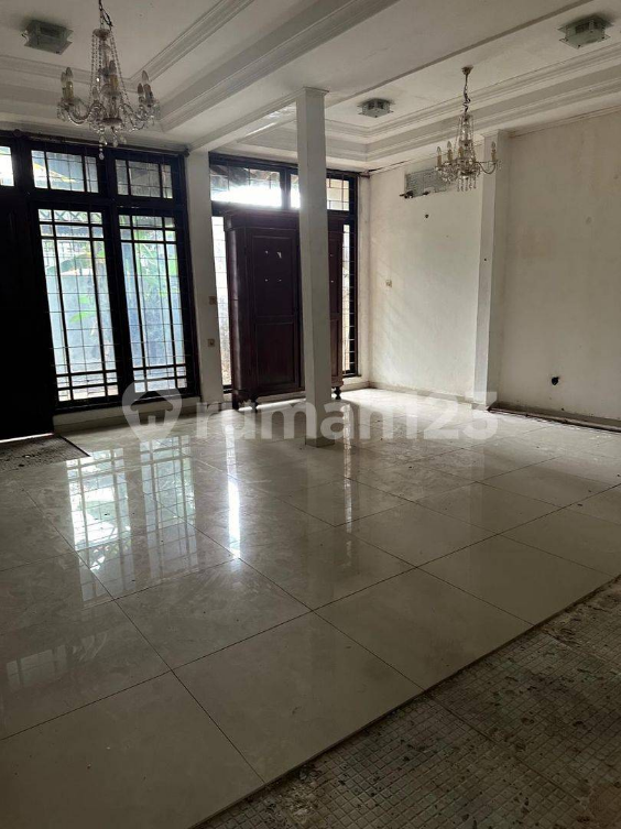 Spacious Two-Story House with Garden Access