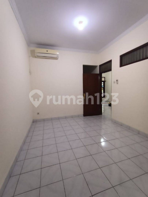 Spacious House with Garden Facing Park in Tebet