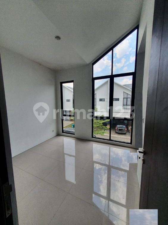 Modern 2-Bedroom Townhouse with Pool Access