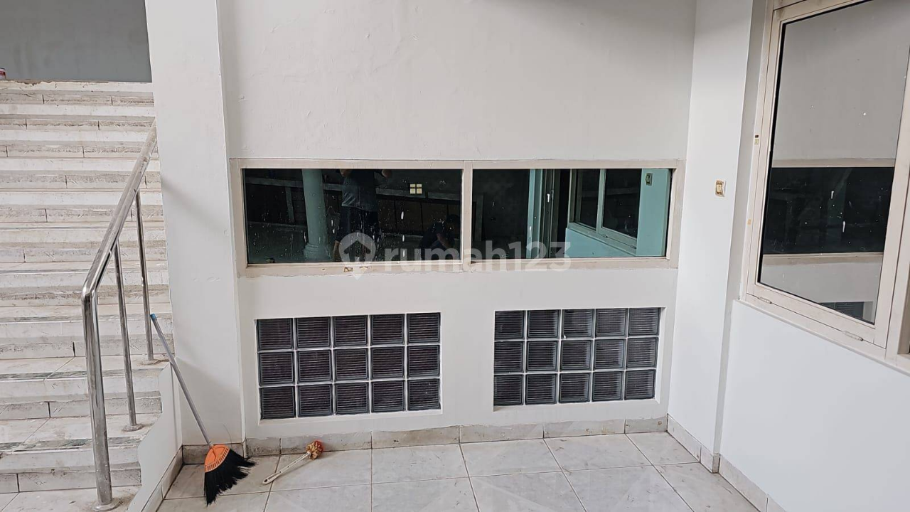 Large Commercial Space on Karapitan Street