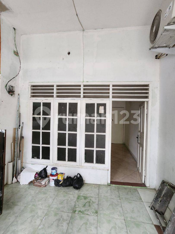Spacious House with Carport in Rawamangun