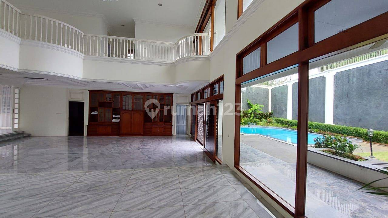 Luxurious Villa with Pool and Garden