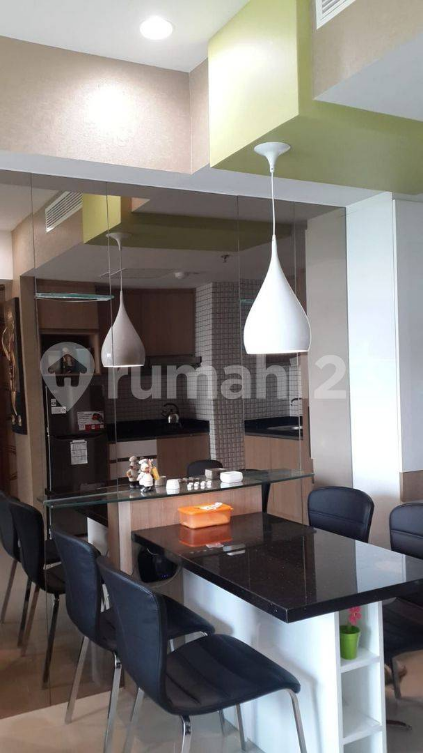 Modern Apartment with Balcony and Kitchen