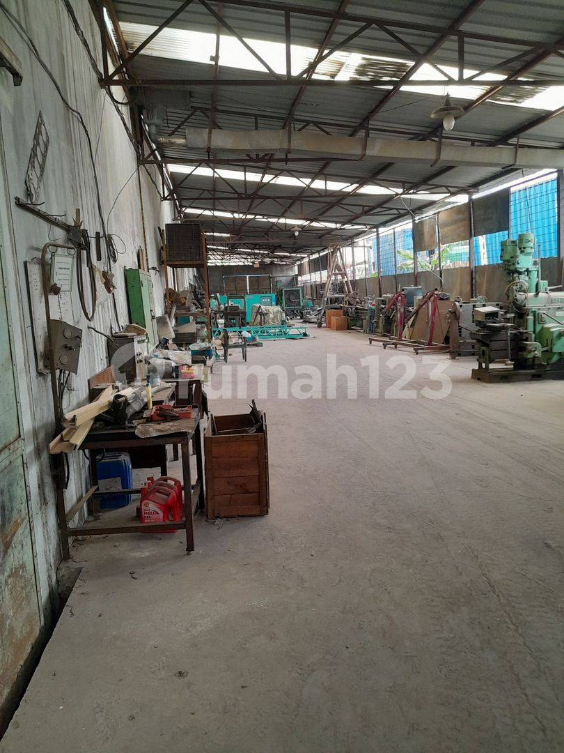 Large Industrial Warehouse with Container Access